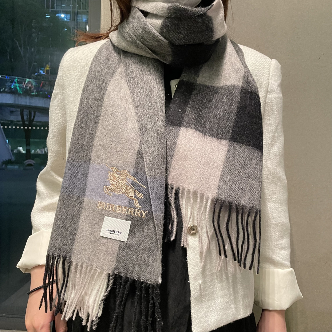 爆款大量现货 放心上图 巴宝利国际品牌时尚男士围巾上市。。✨霸气休闲为一体[鼓掌][鼓掌]顶级羊绒+精细