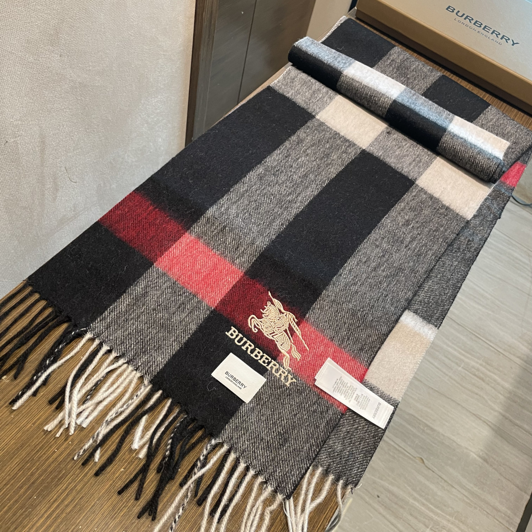 爆款大量现货 放心上图 巴宝利国际品牌时尚男士围巾上市。。✨霸气休闲为一体[鼓掌][鼓掌]顶级羊绒+精细