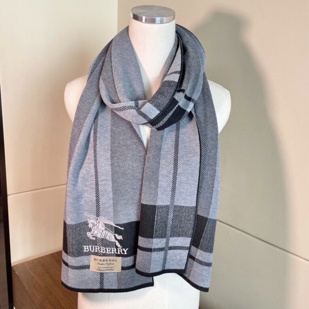 同步专柜，高端羊绒针织围巾！】可正式，可随意，非常Classical的男款设计。这款织法比较难，又很费纱