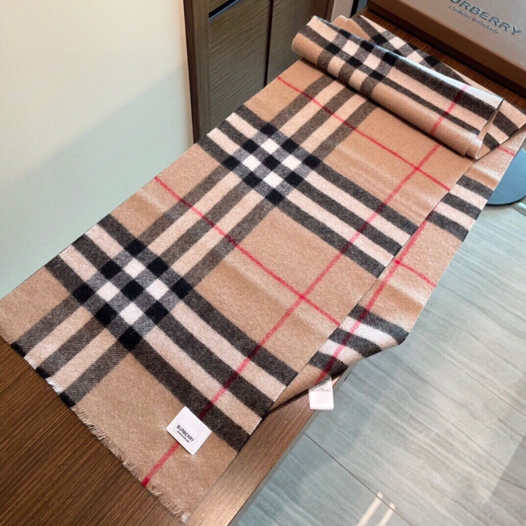 burberry专柜短须边经典羊绒格子围巾！！真香系列必入推荐！专柜最新品相，目前专柜都换上了四角缝白标