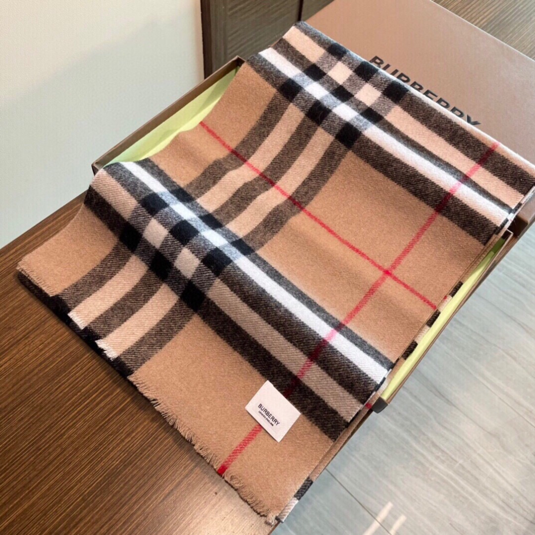 burberry专柜短须边经典羊绒格子围巾！！真香系列必入推荐！专柜最新品相，目前专柜都换上了四角缝白标