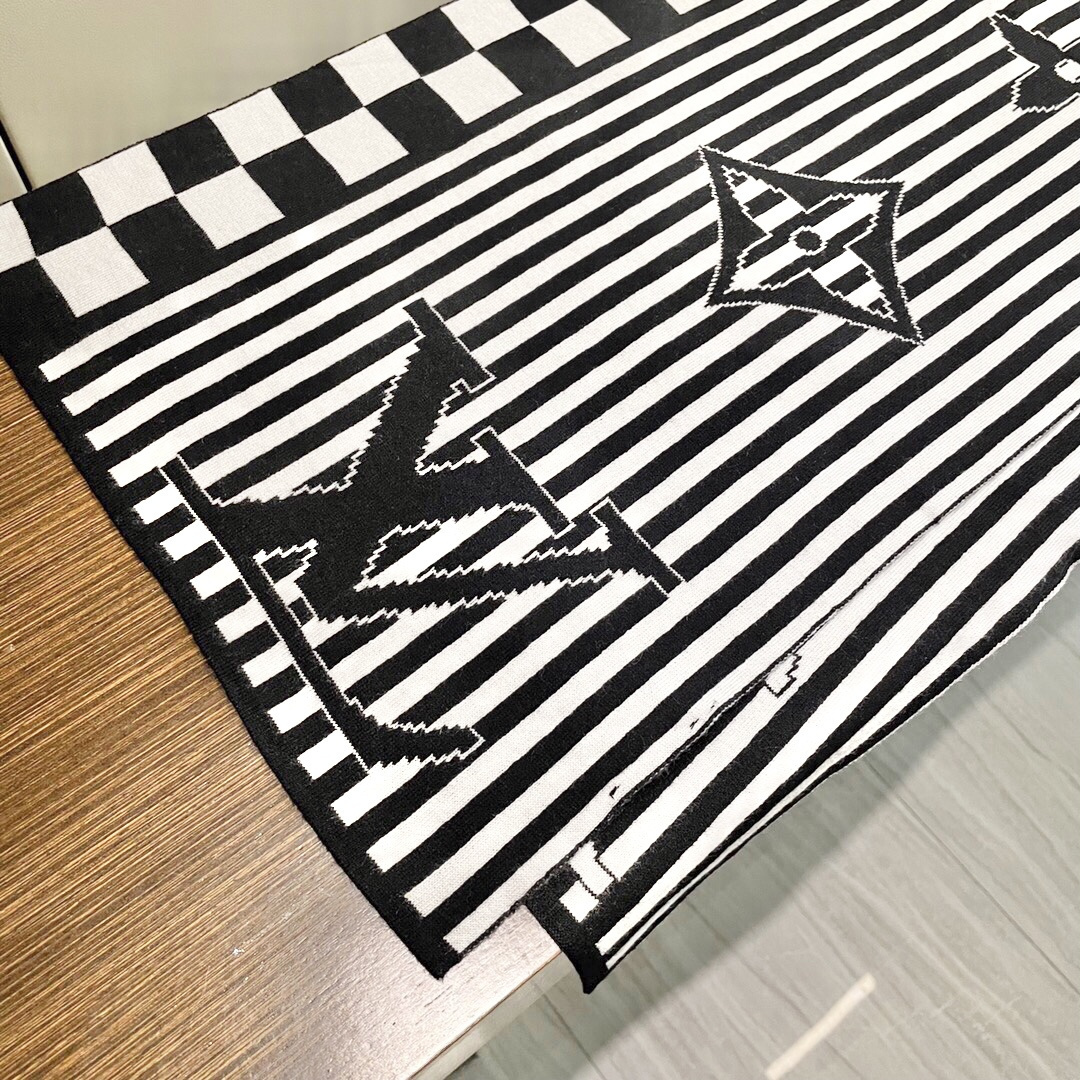 LV【男女围巾】怒赞自留，难得的高端货！家属福利！非常正的围巾~面料大爱，非常柔软细腻舒服，大气简约，超