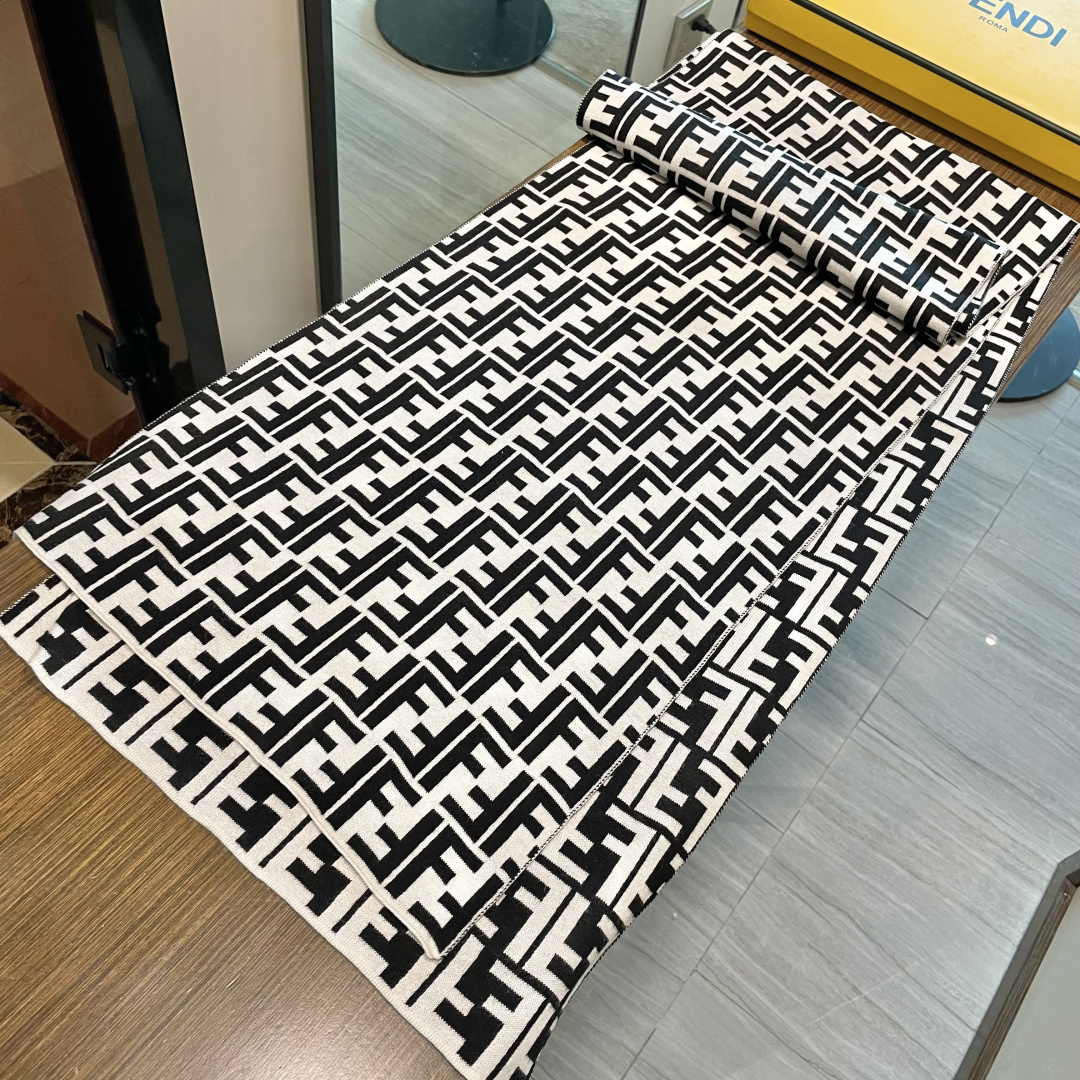 经典FF字母元素围巾，专柜也是刚上架的好玩意儿‼今年的芬迪也是起飞的架势，火的不要不要的，这款真真儿的正