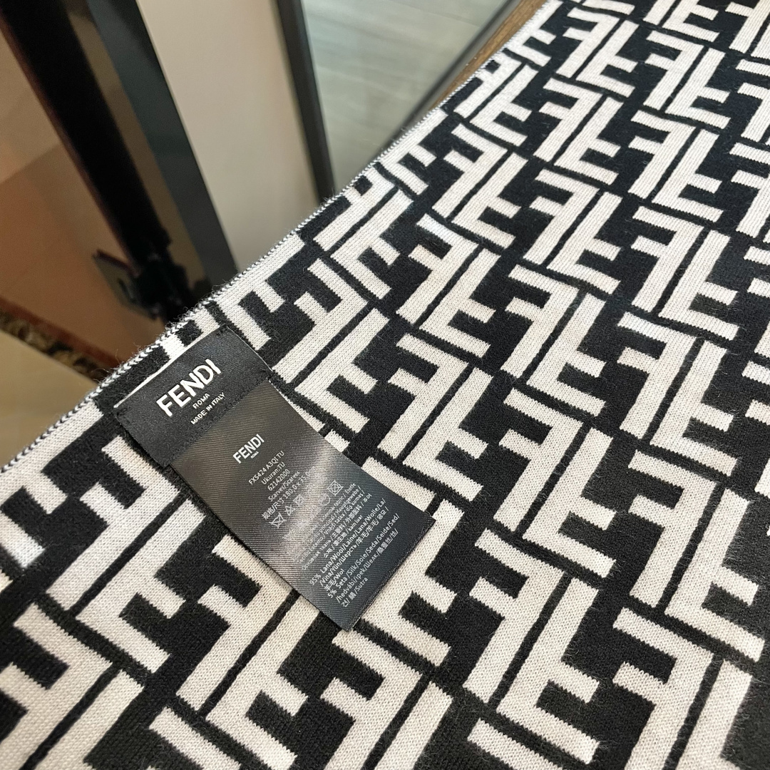 经典FF字母元素围巾，专柜也是刚上架的好玩意儿‼今年的芬迪也是起飞的架势，火的不要不要的，这款真真儿的正
