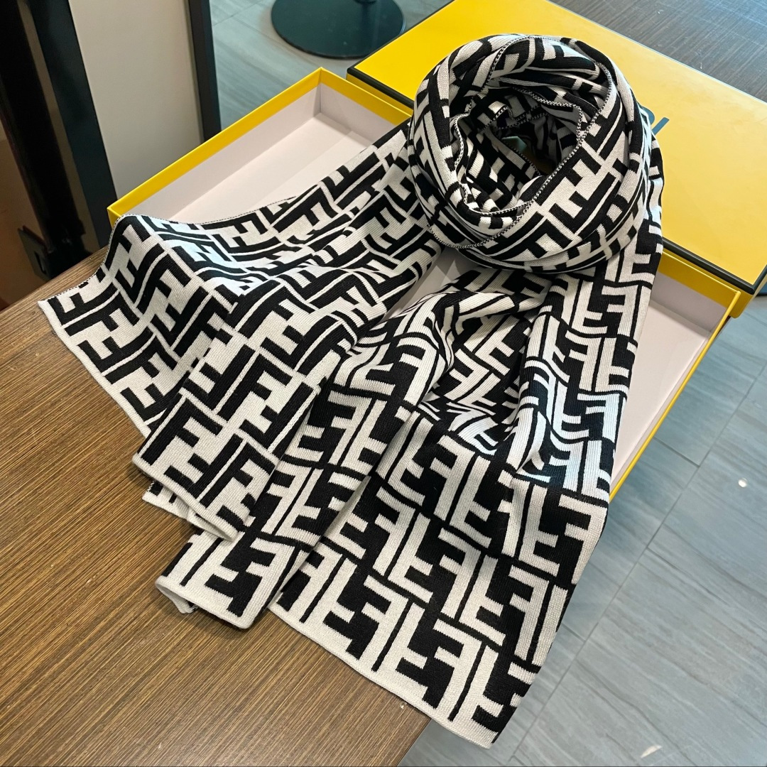 经典FF字母元素围巾，专柜也是刚上架的好玩意儿‼今年的芬迪也是起飞的架势，火的不要不要的，这款真真儿的正