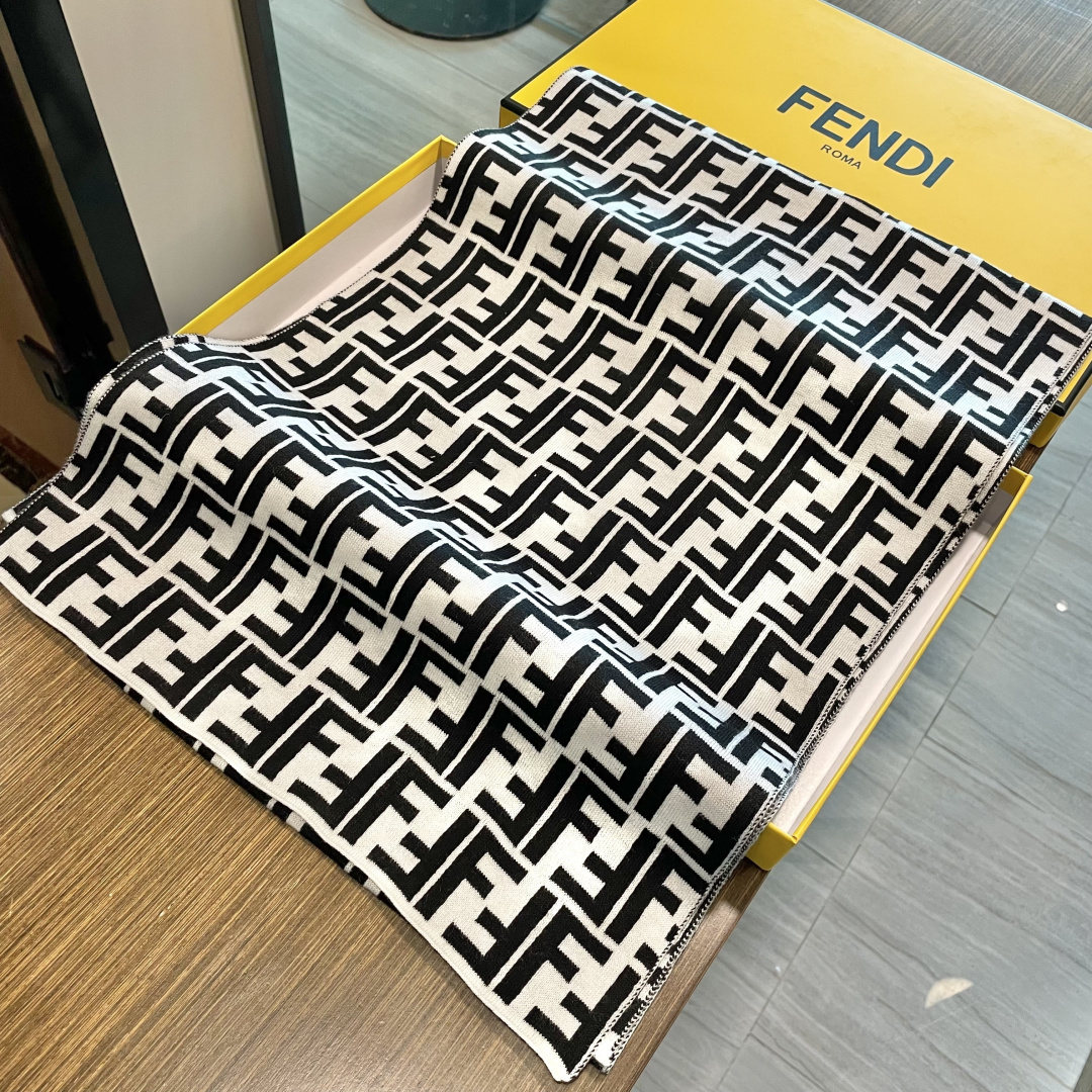 经典FF字母元素围巾，专柜也是刚上架的好玩意儿‼今年的芬迪也是起飞的架势，火的不要不要的，这款真真儿的正