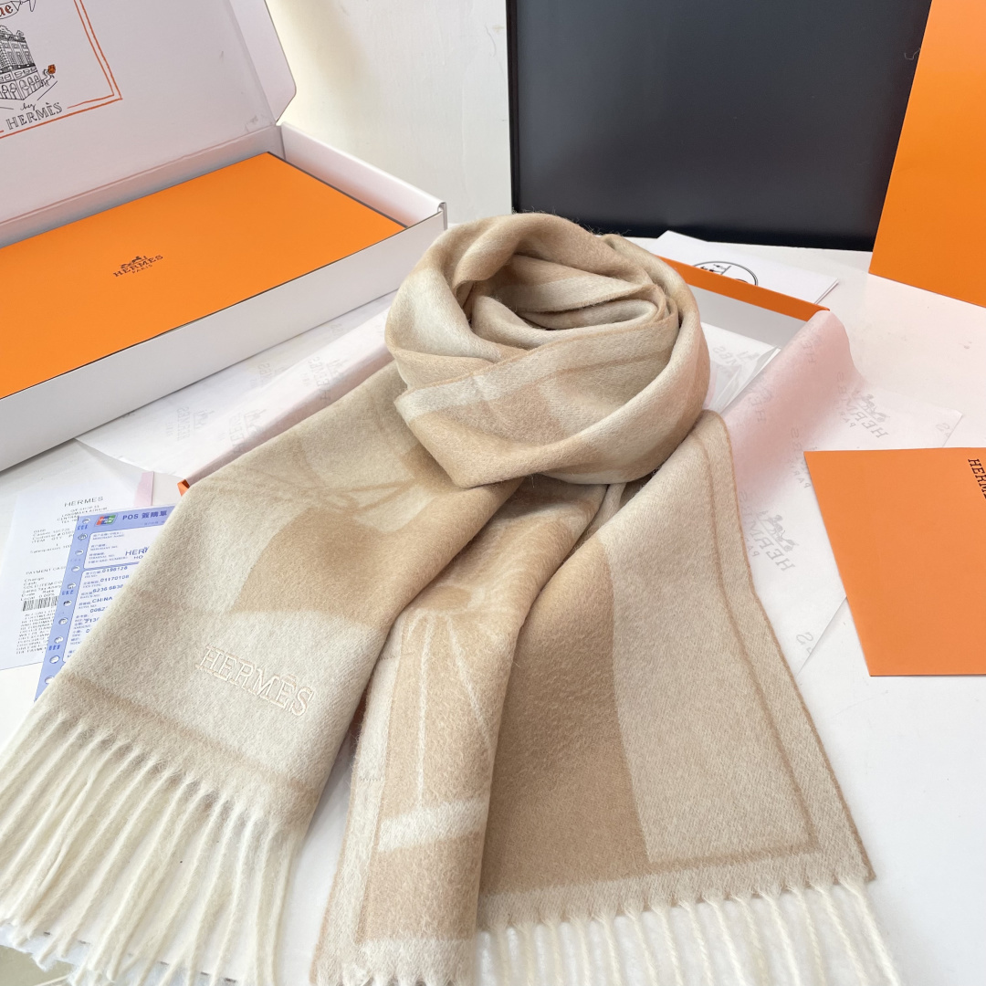 官网同款水波纹水羊绒 爱马仕❗👫同款围巾且买且珍惜羊绒款😍~都是出口订单所以比较难遇❤东西讲究少而精😍好