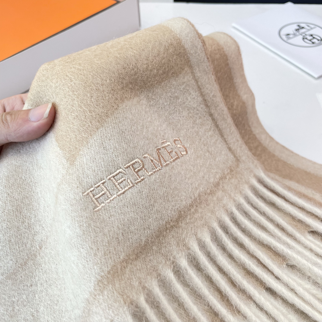 官网同款水波纹水羊绒 爱马仕❗👫同款围巾且买且珍惜羊绒款😍~都是出口订单所以比较难遇❤东西讲究少而精😍好