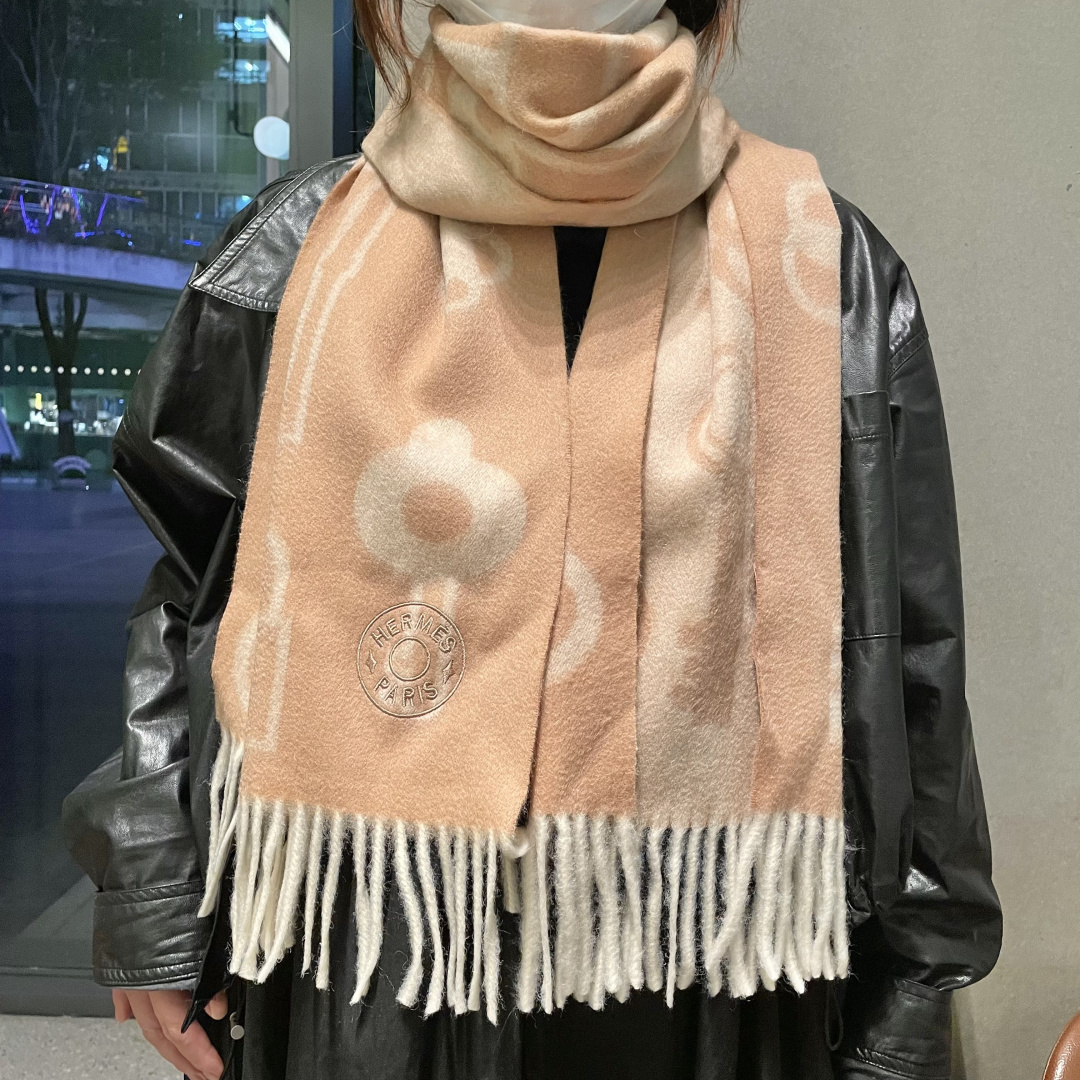 冲动秒杀款 爱马仕❗️男女👫同款双面围巾且买且珍惜羊绒款😍~都是出口订单所以比较难遇❤️东西讲究少而精😍