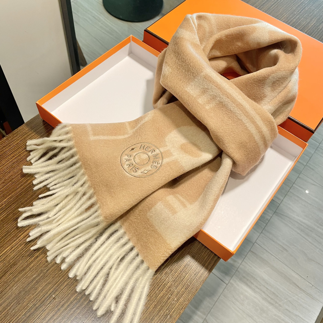 冲动秒杀款 爱马仕❗️男女👫同款双面围巾且买且珍惜羊绒款😍~都是出口订单所以比较难遇❤️东西讲究少而精😍