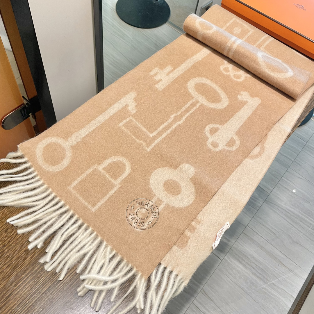 冲动秒杀款 爱马仕❗️男女👫同款双面围巾且买且珍惜羊绒款😍~都是出口订单所以比较难遇❤️东西讲究少而精😍