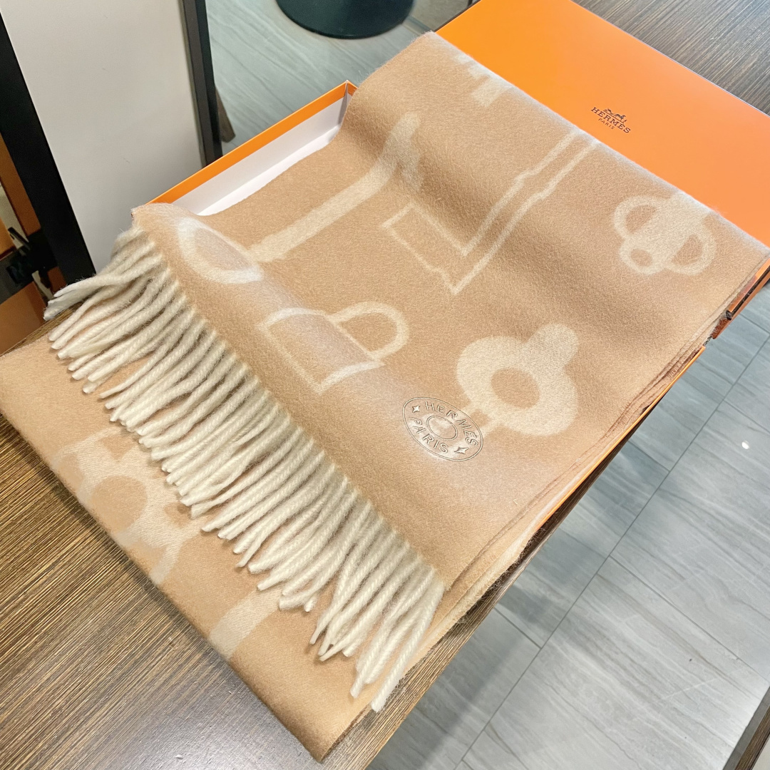 冲动秒杀款 爱马仕❗️男女👫同款双面围巾且买且珍惜羊绒款😍~都是出口订单所以比较难遇❤️东西讲究少而精😍