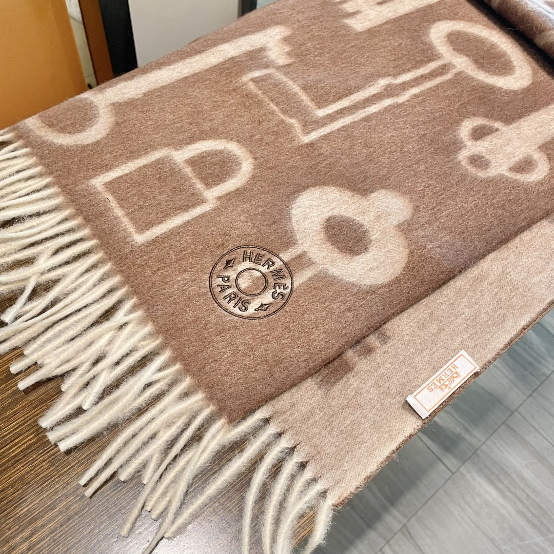 冲动秒杀款 爱马仕❗️男女👫同款双面围巾且买且珍惜羊绒款😍~都是出口订单所以比较难遇❤️东西讲究少而精😍