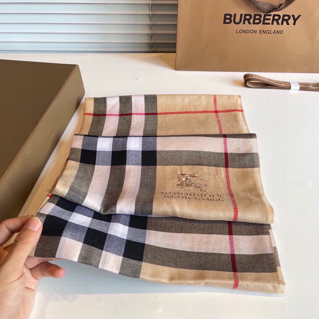 巴宝莉Burberry 经典专柜款、专柜同步 羊绒格子方巾现货秒发 衣柜必备经典款VIP推荐！！！早秋经
