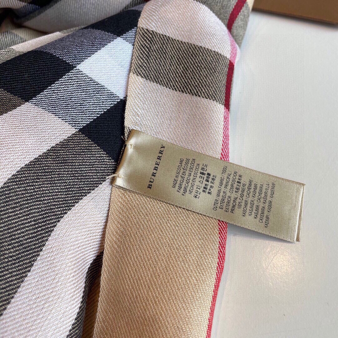 巴宝莉Burberry 经典专柜款、专柜同步 羊绒格子方巾现货秒发 衣柜必备经典款VIP推荐！！！早秋经