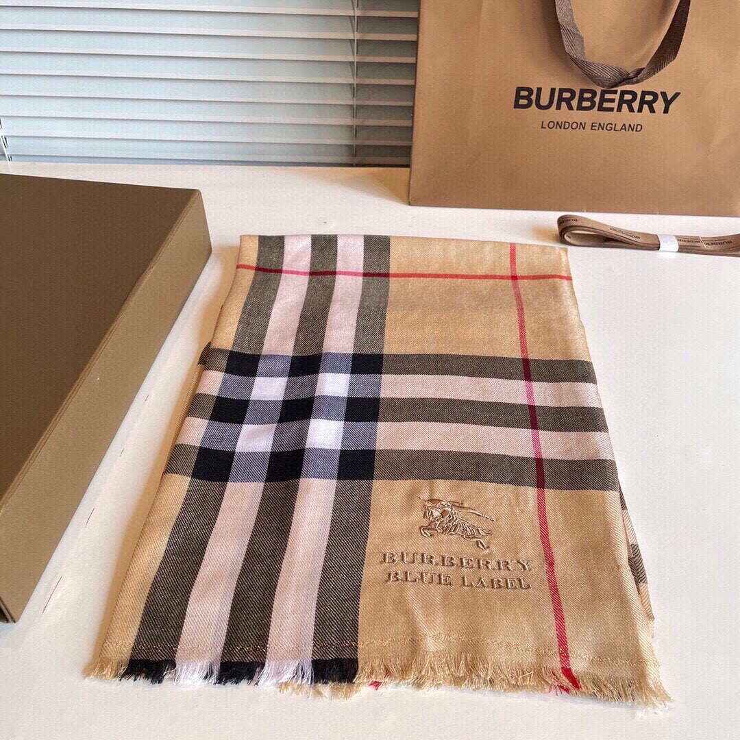 巴宝莉Burberry 经典专柜款、专柜同步 羊绒格子方巾现货秒发 衣柜必备经典款VIP推荐！！！早秋经
