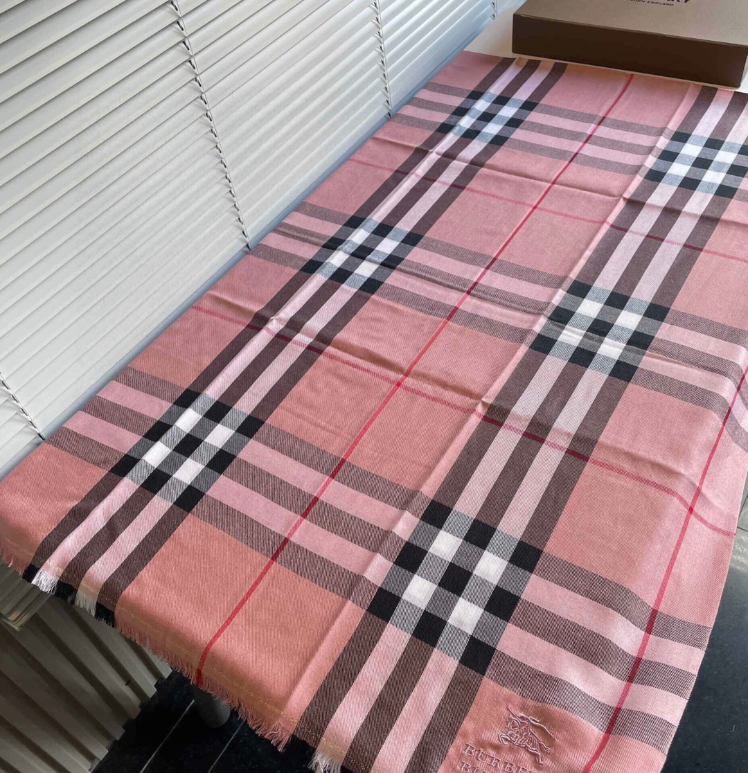 巴宝莉Burberry 经典专柜款、专柜同步 羊绒格子方巾现货秒发 衣柜必备经典款VIP推荐！！！早秋经