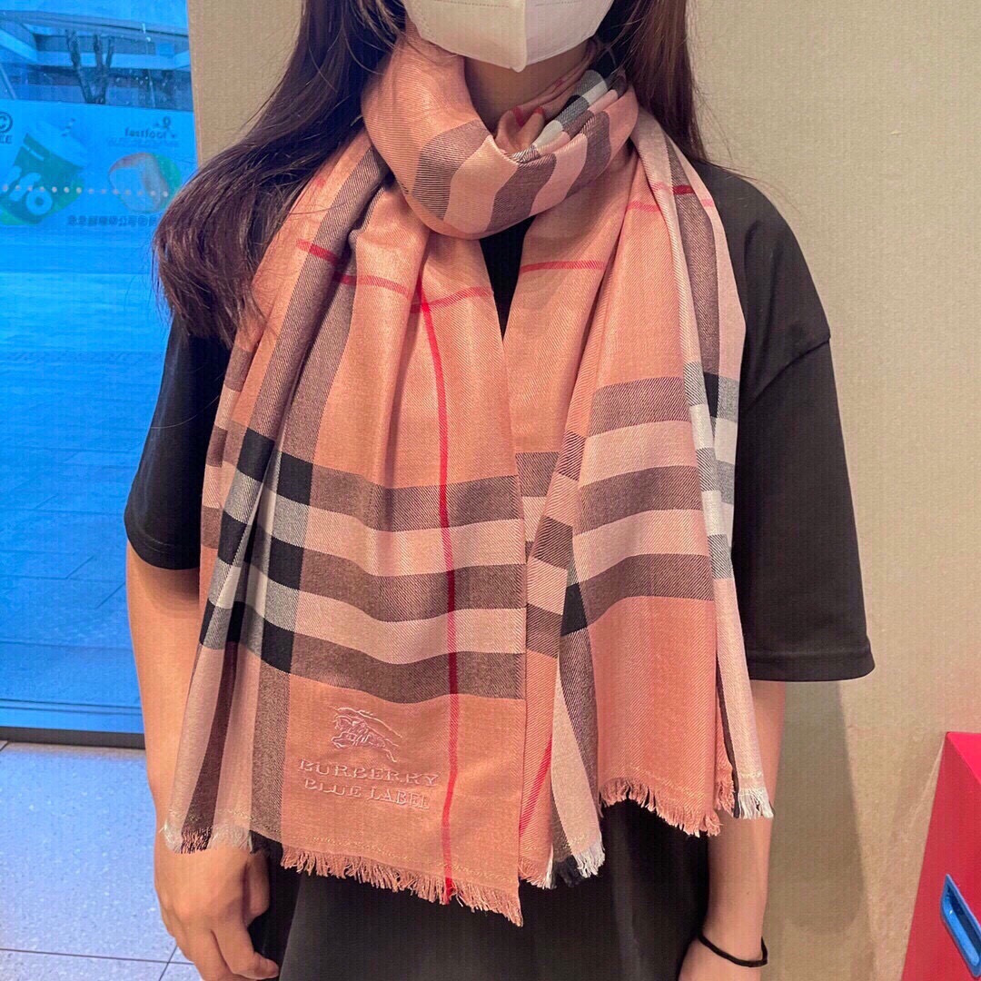 巴宝莉Burberry 经典专柜款、专柜同步 羊绒格子方巾现货秒发 衣柜必备经典款VIP推荐！！！早秋经
