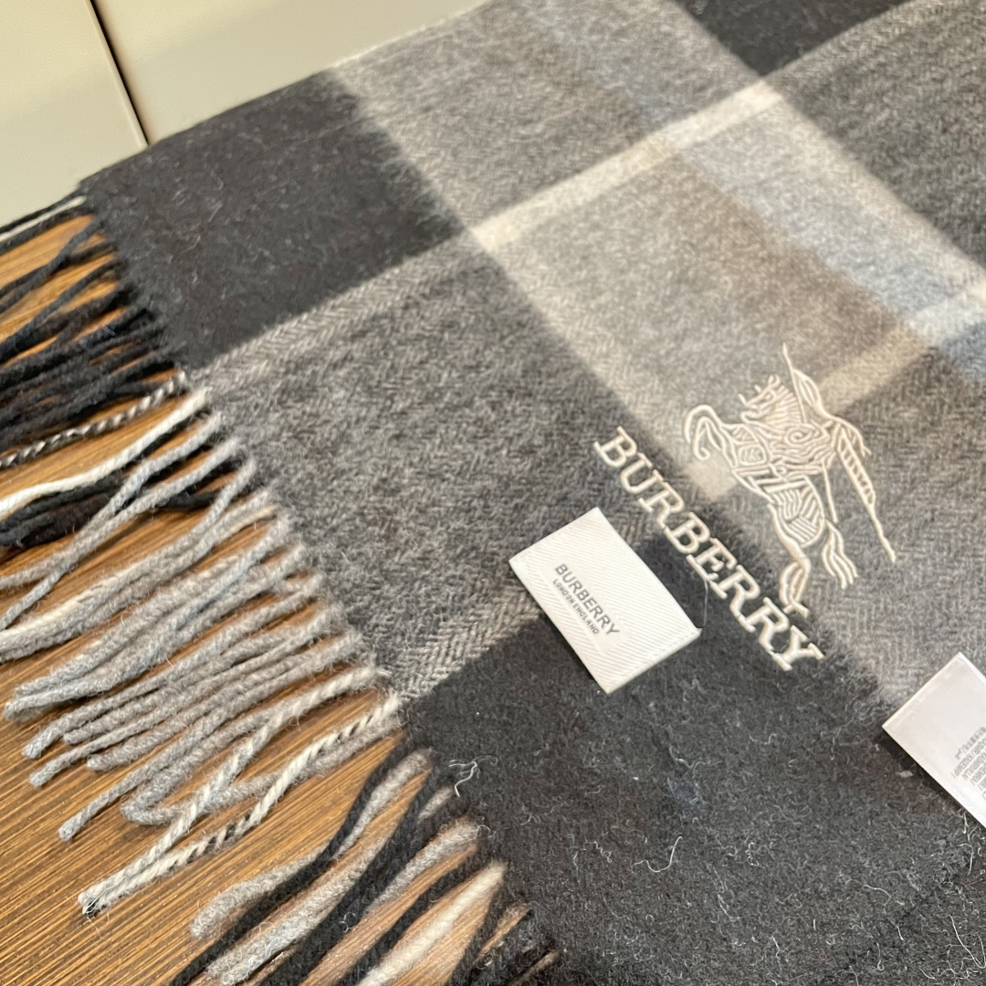 【巴宝莉】欧洲羊绒男女款发售，👊顶级原单正品尾货🌲，明星同款，🎩优雅温和的时尚之美，穿上有型，🆚在任何场