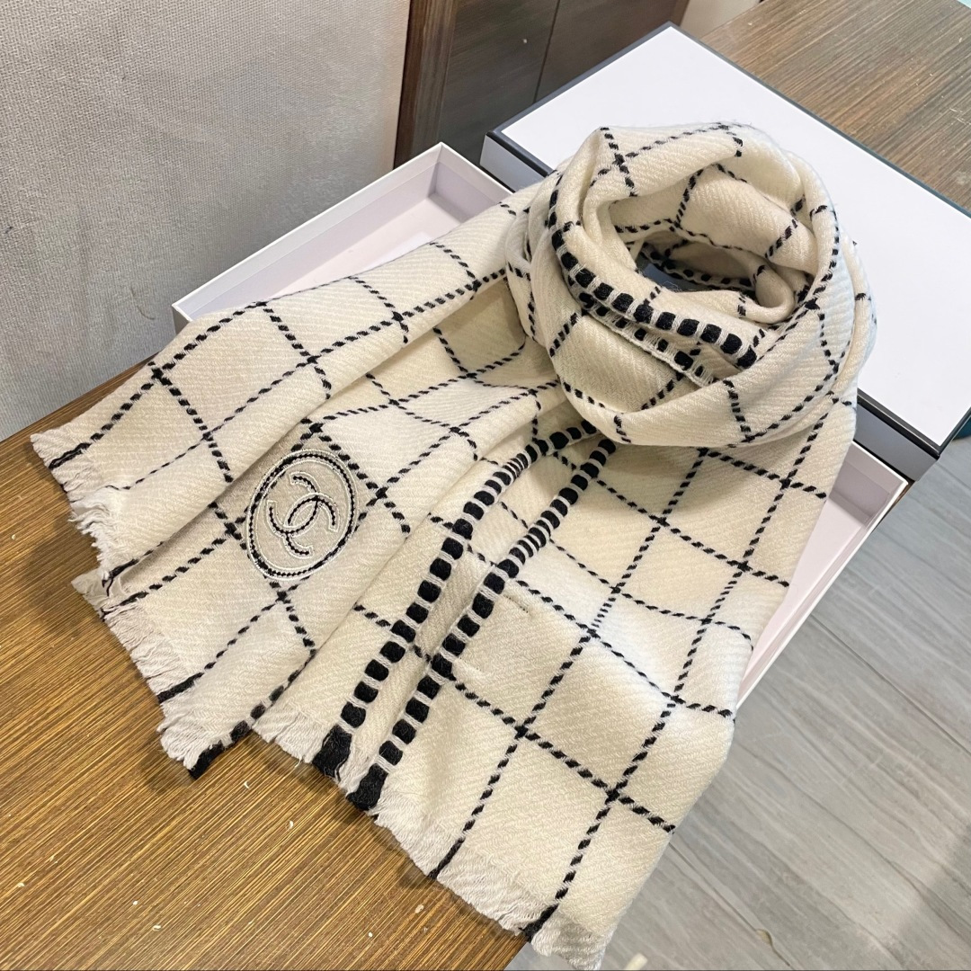 香奈儿新款格纹围巾披肩，银线拼接时尚奢华品质上乘✨送人自用绝对高大上♨独家实物拍摄❗️所见所得，颜色超正
