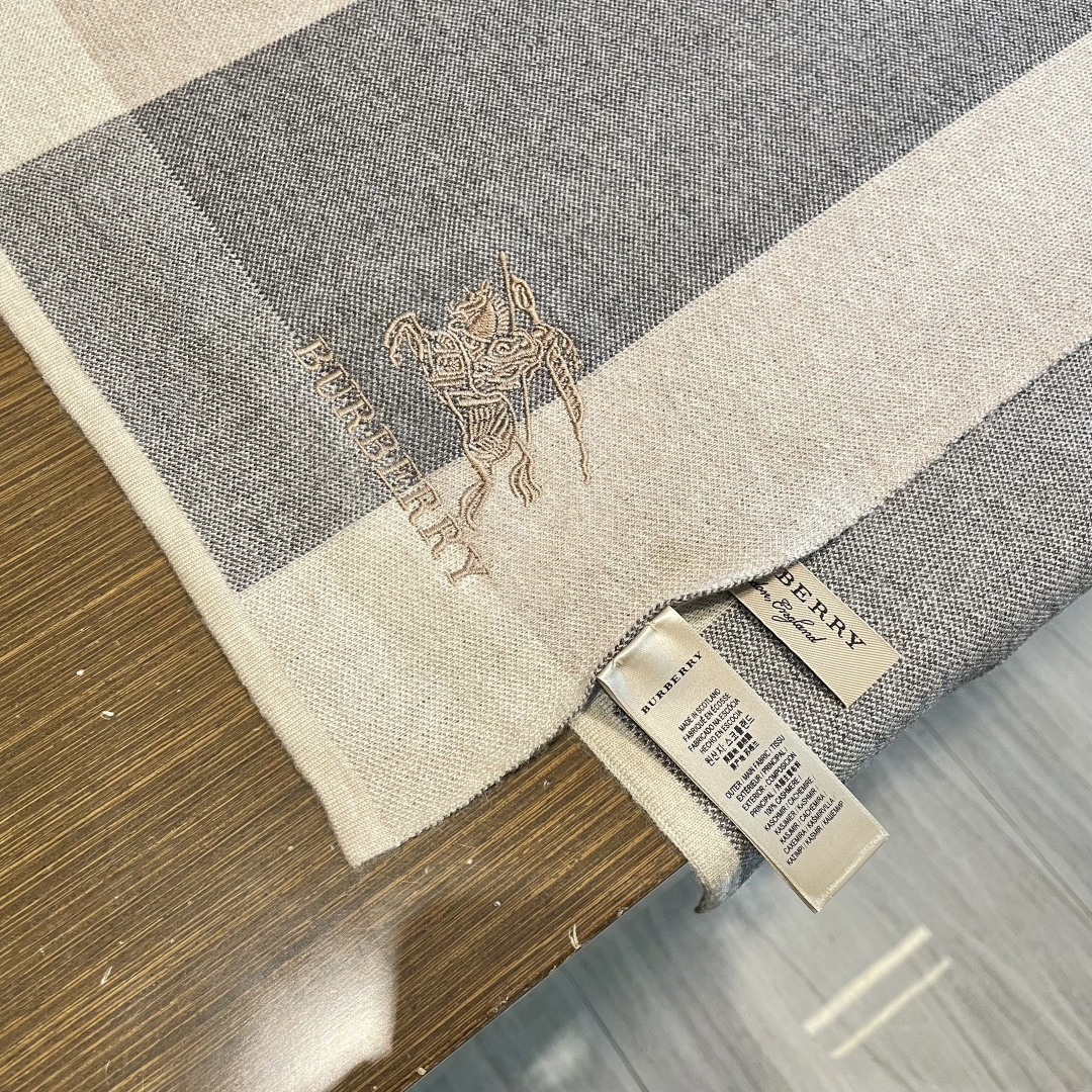 巴宝莉高端羊绒针织围巾！】可正式，可随意，非常Classical的男款设计。这款织法比较难，又很费纱线，