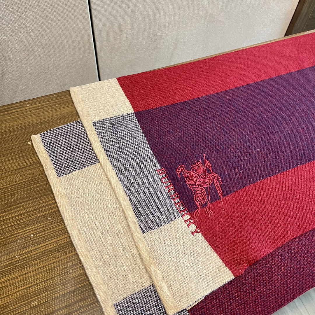 巴宝莉高端羊绒针织围巾！】可正式，可随意，非常Classical的男款设计。这款织法比较难，又很费纱线，