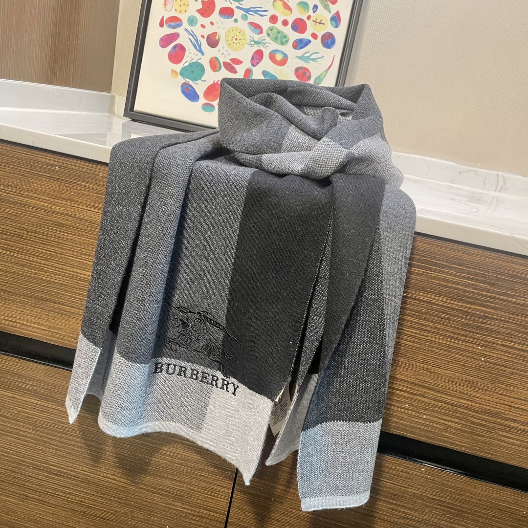 巴宝莉高端羊绒针织围巾！】可正式，可随意，非常Classical的男款设计。这款织法比较难，又很费纱线，