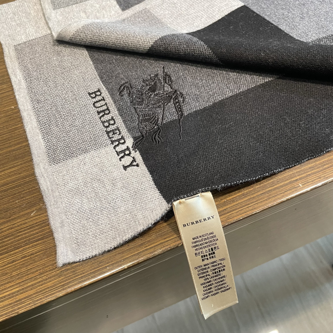 巴宝莉高端羊绒针织围巾！】可正式，可随意，非常Classical的男款设计。这款织法比较难，又很费纱线，