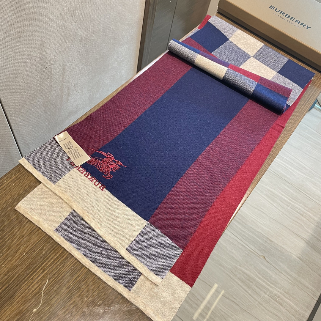 巴宝莉高端羊绒针织围巾！】可正式，可随意，非常Classical的男款设计。这款织法比较难，又很费纱线，