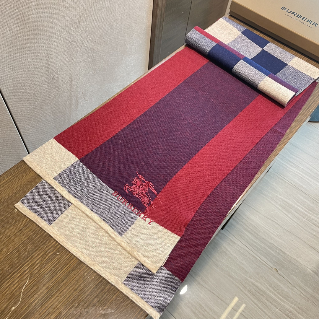 巴宝莉高端羊绒针织围巾！】可正式，可随意，非常Classical的男款设计。这款织法比较难，又很费纱线，