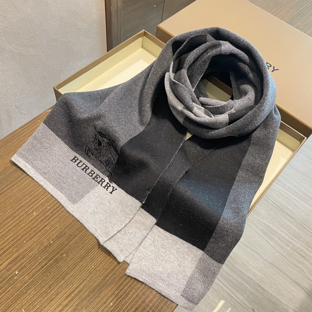 巴宝莉高端羊绒针织围巾！】可正式，可随意，非常Classical的男款设计。这款织法比较难，又很费纱线，