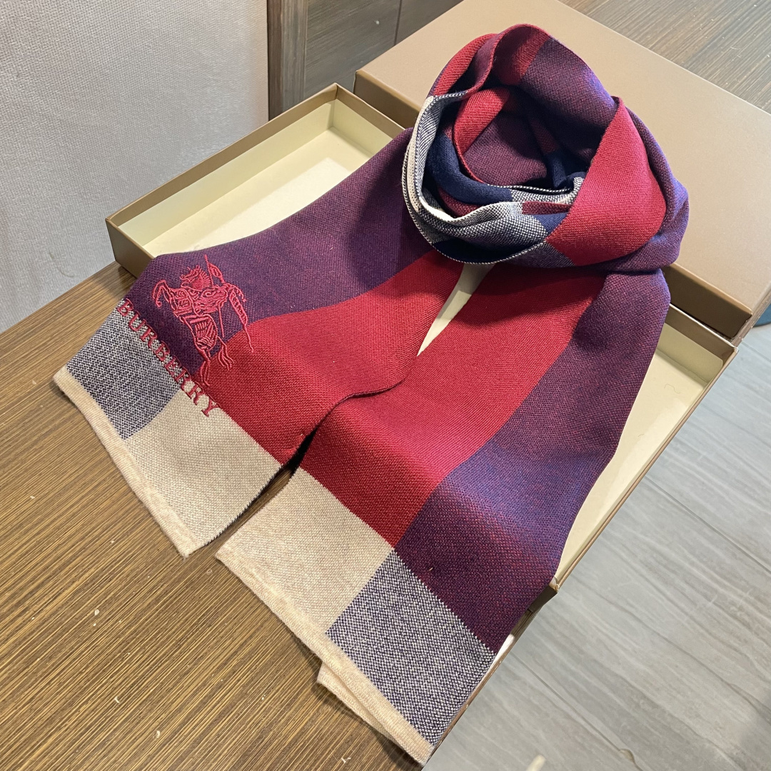 巴宝莉高端羊绒针织围巾！】可正式，可随意，非常Classical的男款设计。这款织法比较难，又很费纱线，