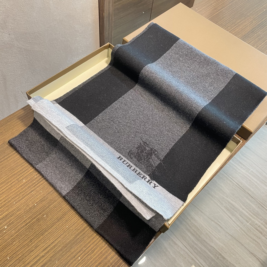 巴宝莉高端羊绒针织围巾！】可正式，可随意，非常Classical的男款设计。这款织法比较难，又很费纱线，