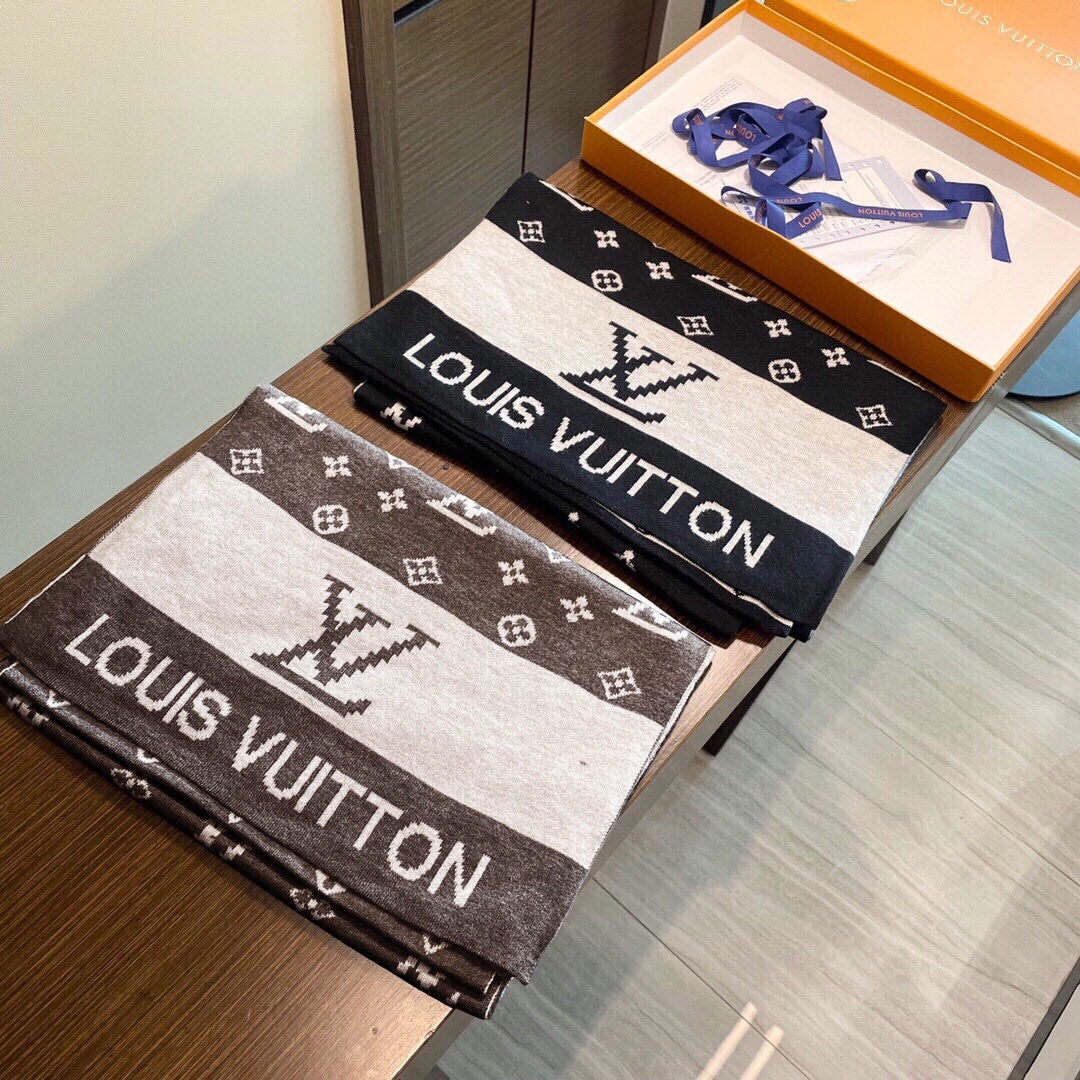 LV同步专柜，高端羊绒针织围巾！】可正式，可随意，这款织法比较难，又很费纱线，双面拼色！工艺难度非常大！