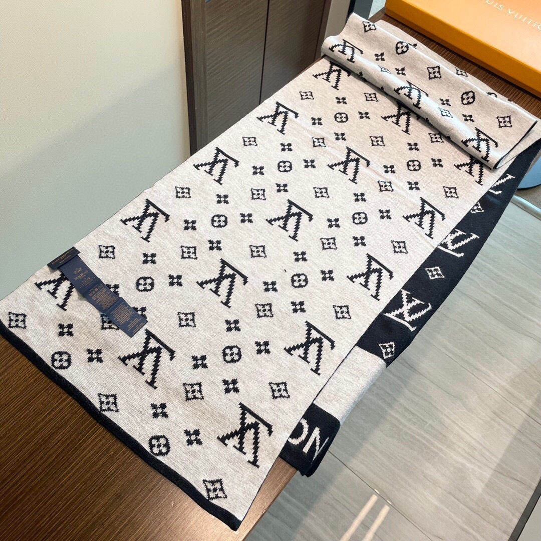 LV同步专柜，高端羊绒针织围巾！】可正式，可随意，这款织法比较难，又很费纱线，双面拼色！工艺难度非常大！