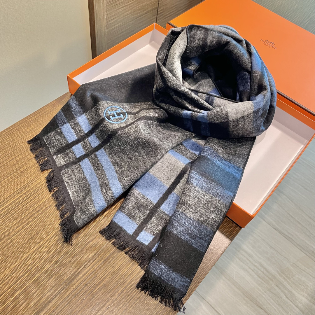 爱马仕围巾新款到货！海外原单，专柜原版，👏🎀️精美 今年超流行的款✨颜色随便百搭精神现👍💓🎀时尚级惊艳‼