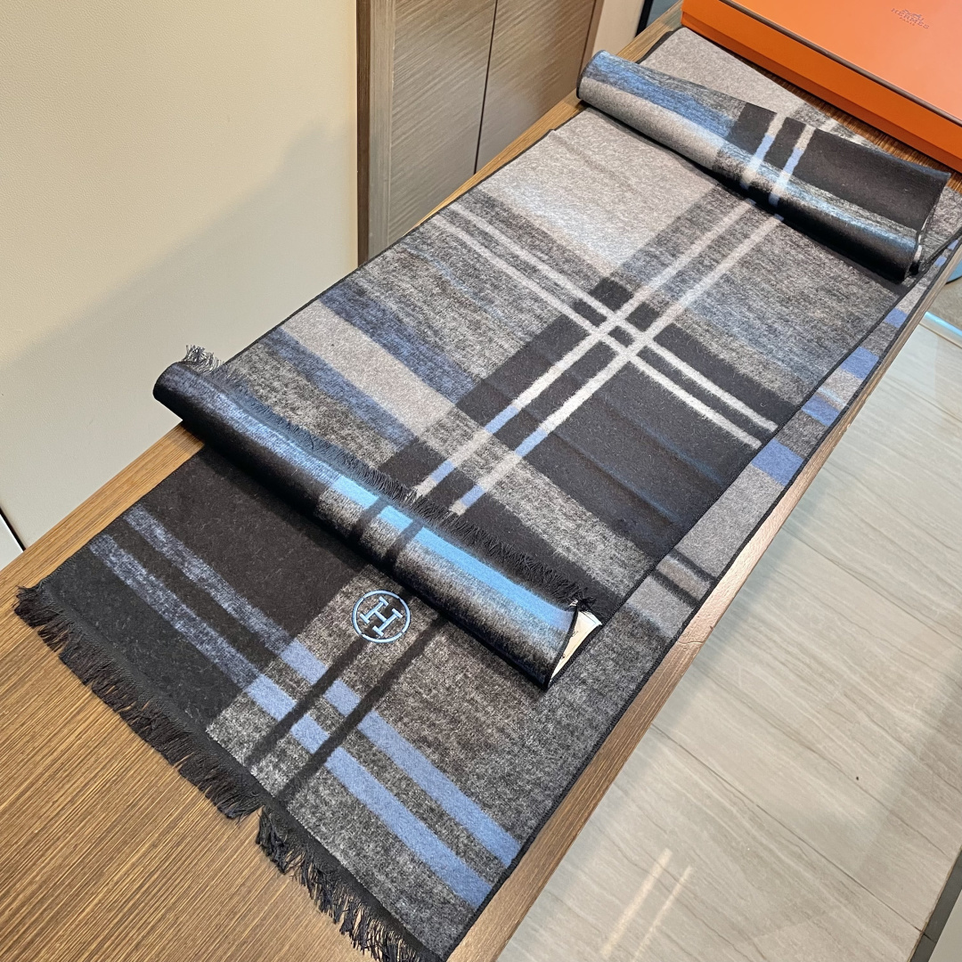 爱马仕围巾新款到货！海外原单，专柜原版，👏🎀️精美 今年超流行的款✨颜色随便百搭精神现👍💓🎀时尚级惊艳‼