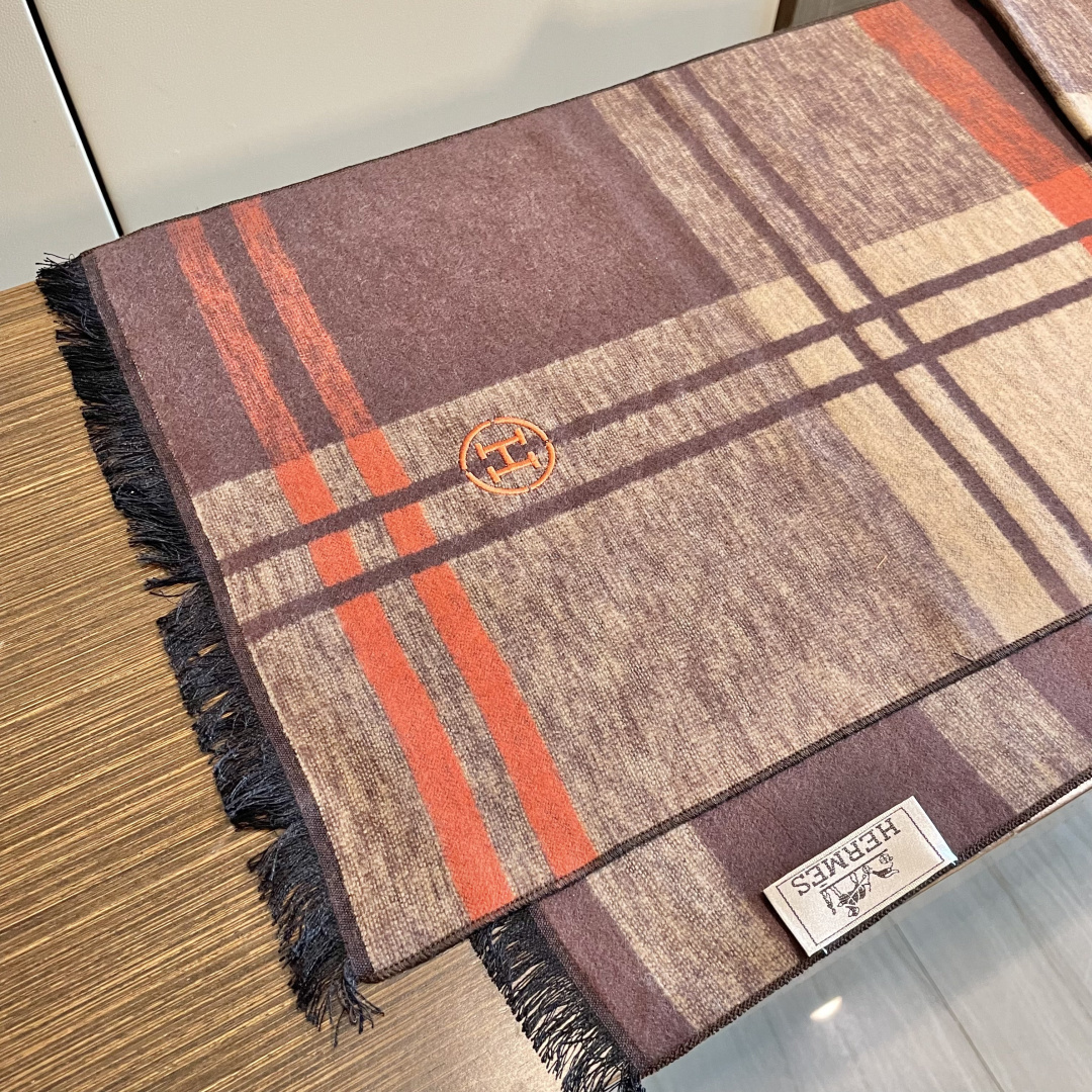 爱马仕围巾新款到货！海外原单，专柜原版，👏🎀️精美 今年超流行的款✨颜色随便百搭精神现👍💓🎀时尚级惊艳‼