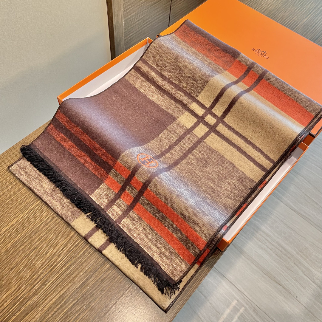 爱马仕围巾新款到货！海外原单，专柜原版，👏🎀️精美 今年超流行的款✨颜色随便百搭精神现👍💓🎀时尚级惊艳‼