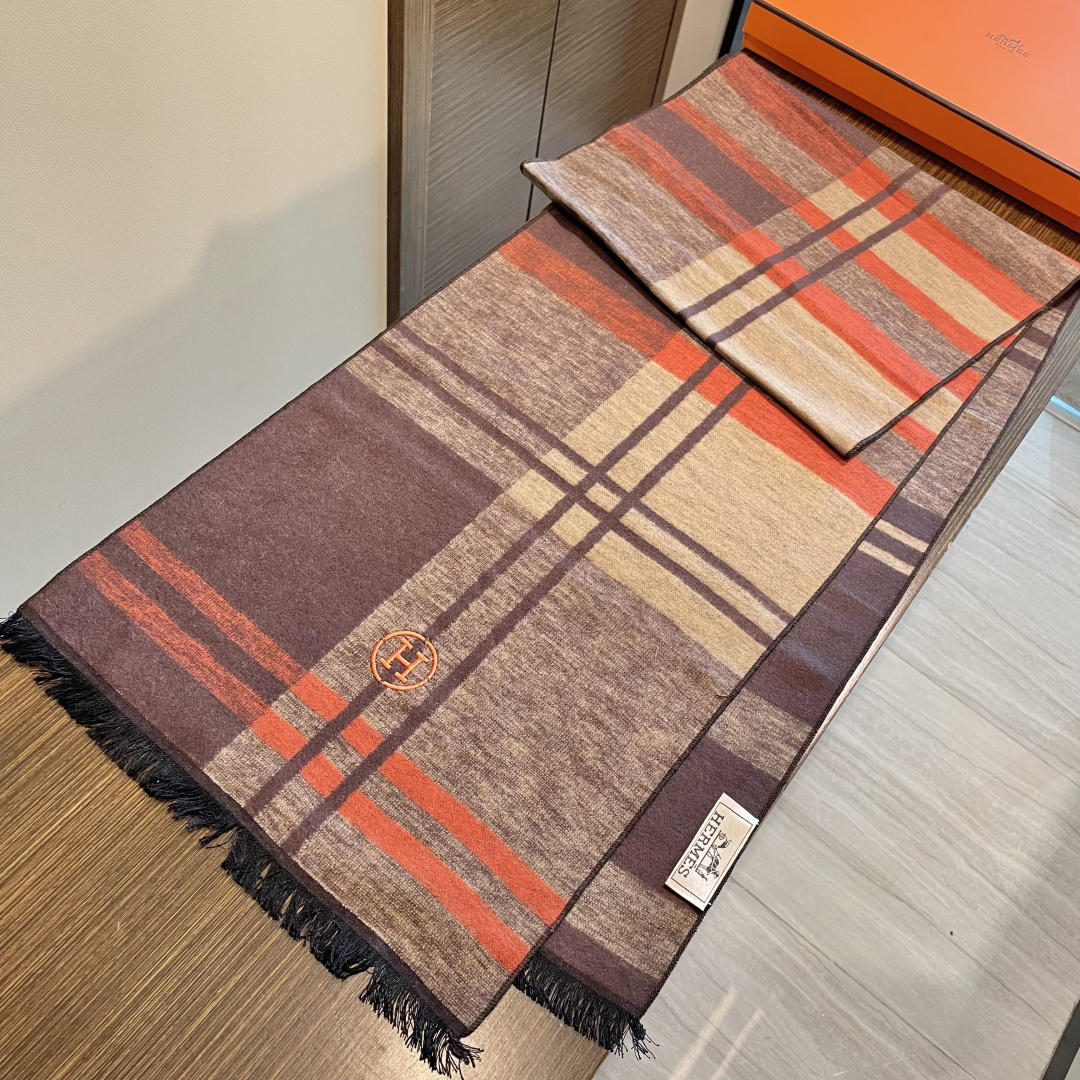 爱马仕围巾新款到货！海外原单，专柜原版，👏🎀️精美 今年超流行的款✨颜色随便百搭精神现👍💓🎀时尚级惊艳‼