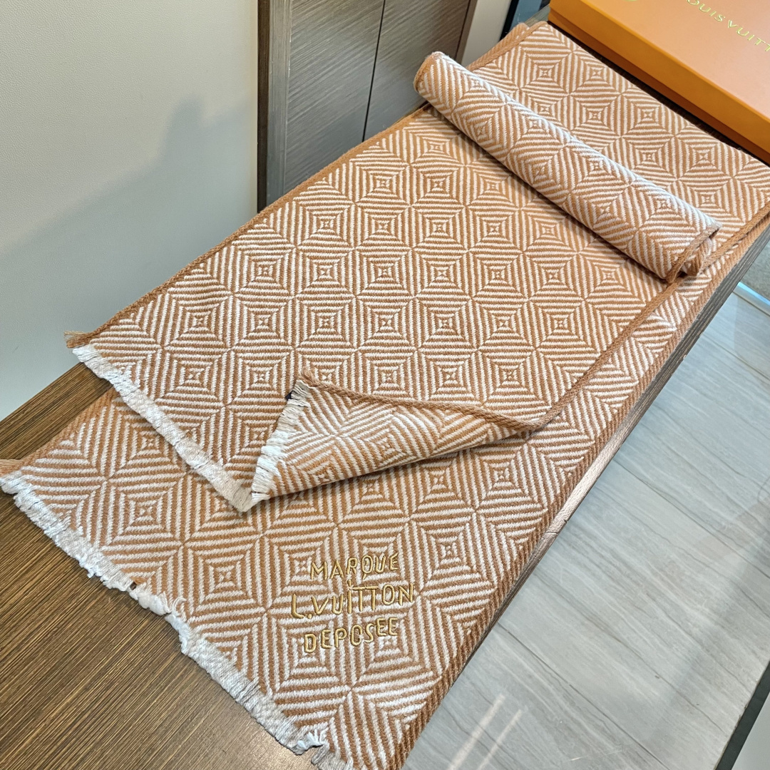 爆款上👍👍 LV独家牛货🐂 高端品质棋盘格编织工艺围巾‼️这种精品是市场上及其少见的，棋盘格元素针织毛线