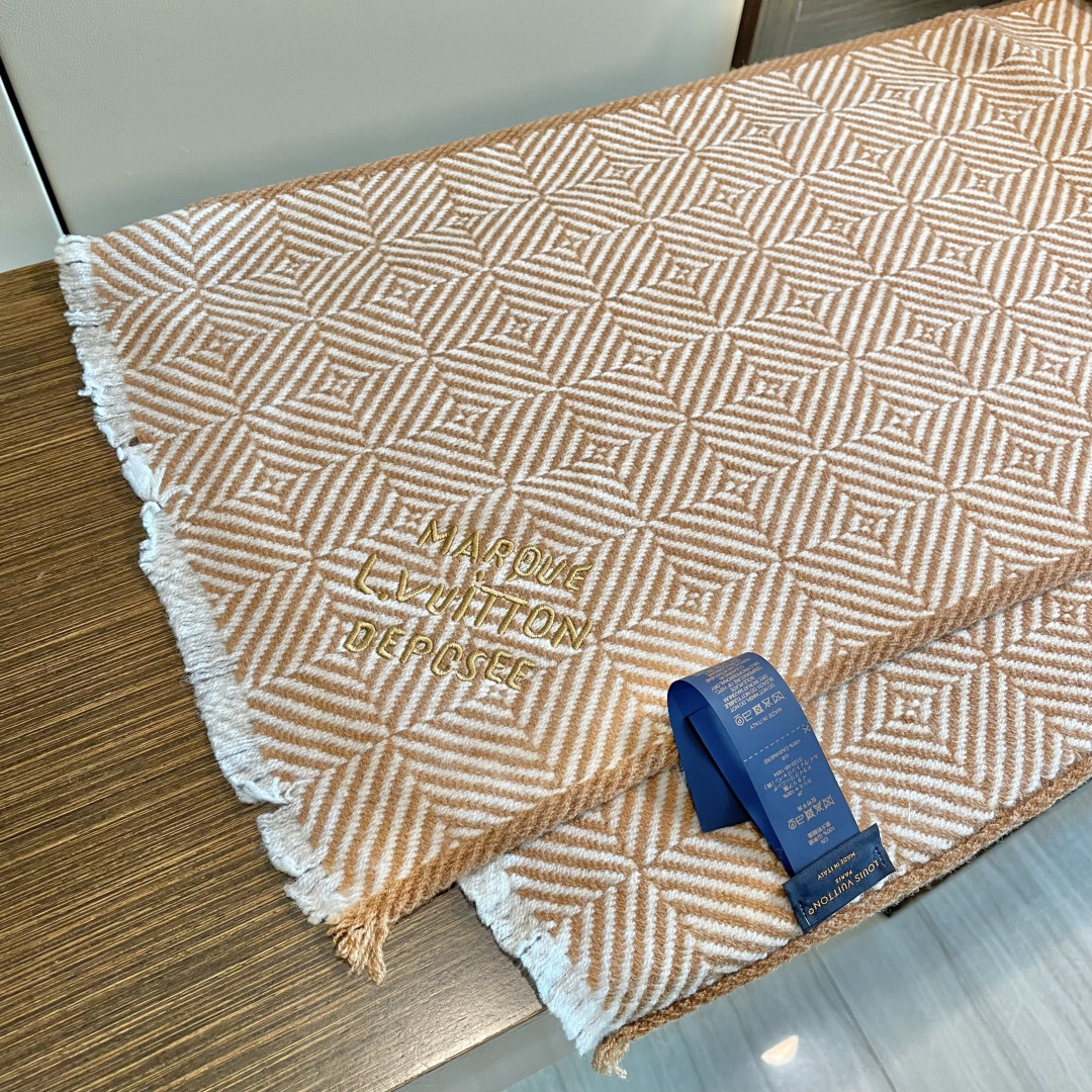 爆款上👍👍 LV独家牛货🐂 高端品质棋盘格编织工艺围巾‼️这种精品是市场上及其少见的，棋盘格元素针织毛线