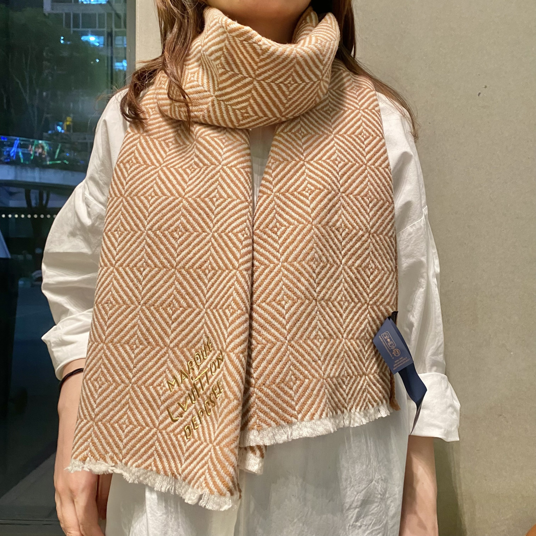 爆款上👍👍 LV独家牛货🐂 高端品质棋盘格编织工艺围巾‼️这种精品是市场上及其少见的，棋盘格元素针织毛线