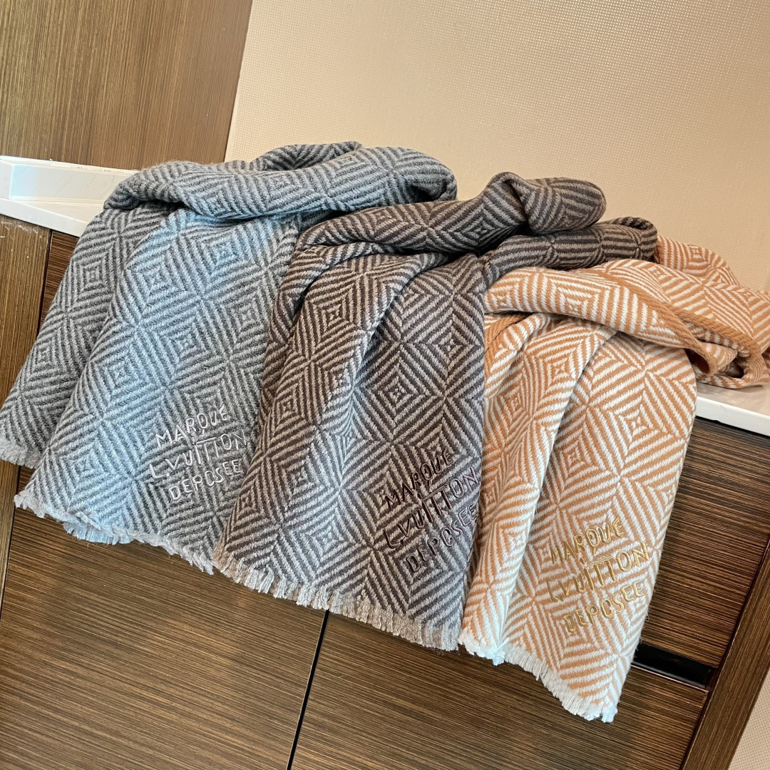 爆款上👍👍 LV独家牛货🐂 高端品质棋盘格编织工艺围巾‼️这种精品是市场上及其少见的，棋盘格元素针织毛线