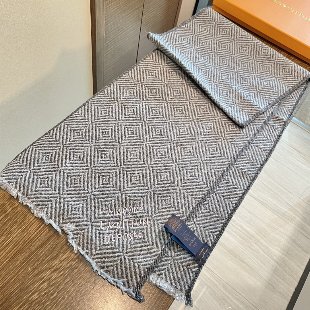 爆款上👍👍 LV独家牛货🐂 高端品质棋盘格编织工艺围巾‼️这种精品是市场上及其少见的，棋盘格元素针织毛线