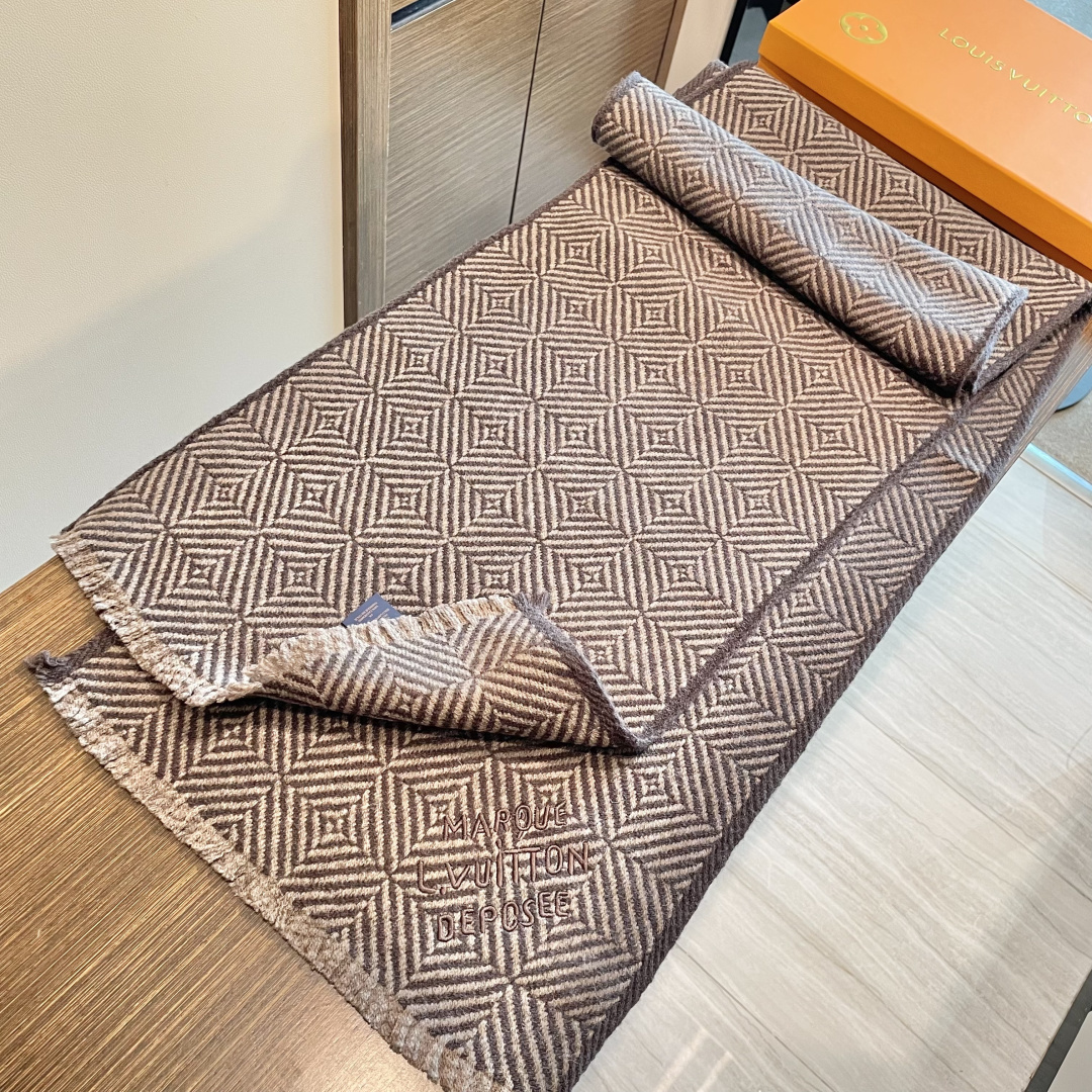 爆款上👍👍 LV独家牛货🐂 高端品质棋盘格编织工艺围巾‼️这种精品是市场上及其少见的，棋盘格元素针织毛线