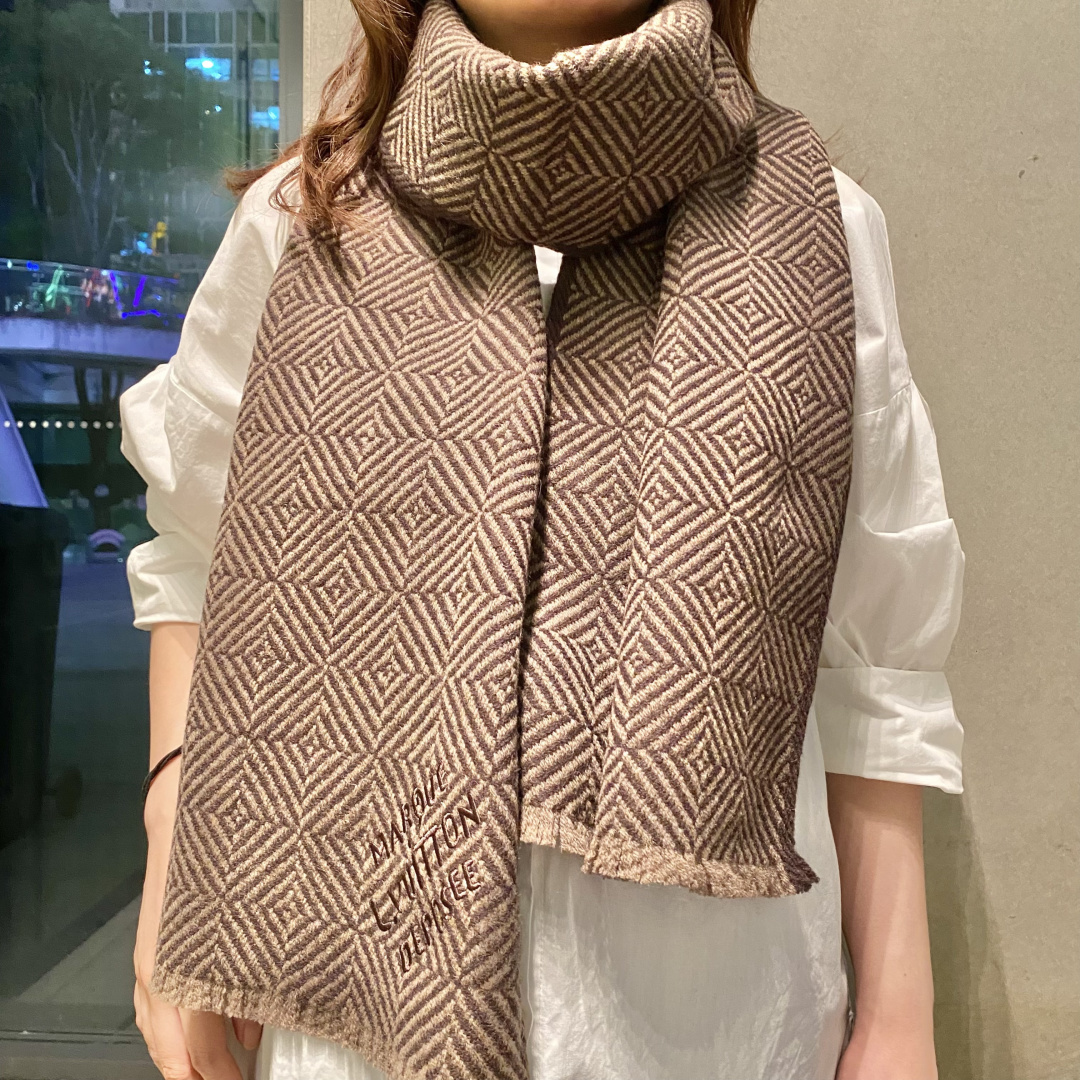 爆款上👍👍 LV独家牛货🐂 高端品质棋盘格编织工艺围巾‼️这种精品是市场上及其少见的，棋盘格元素针织毛线