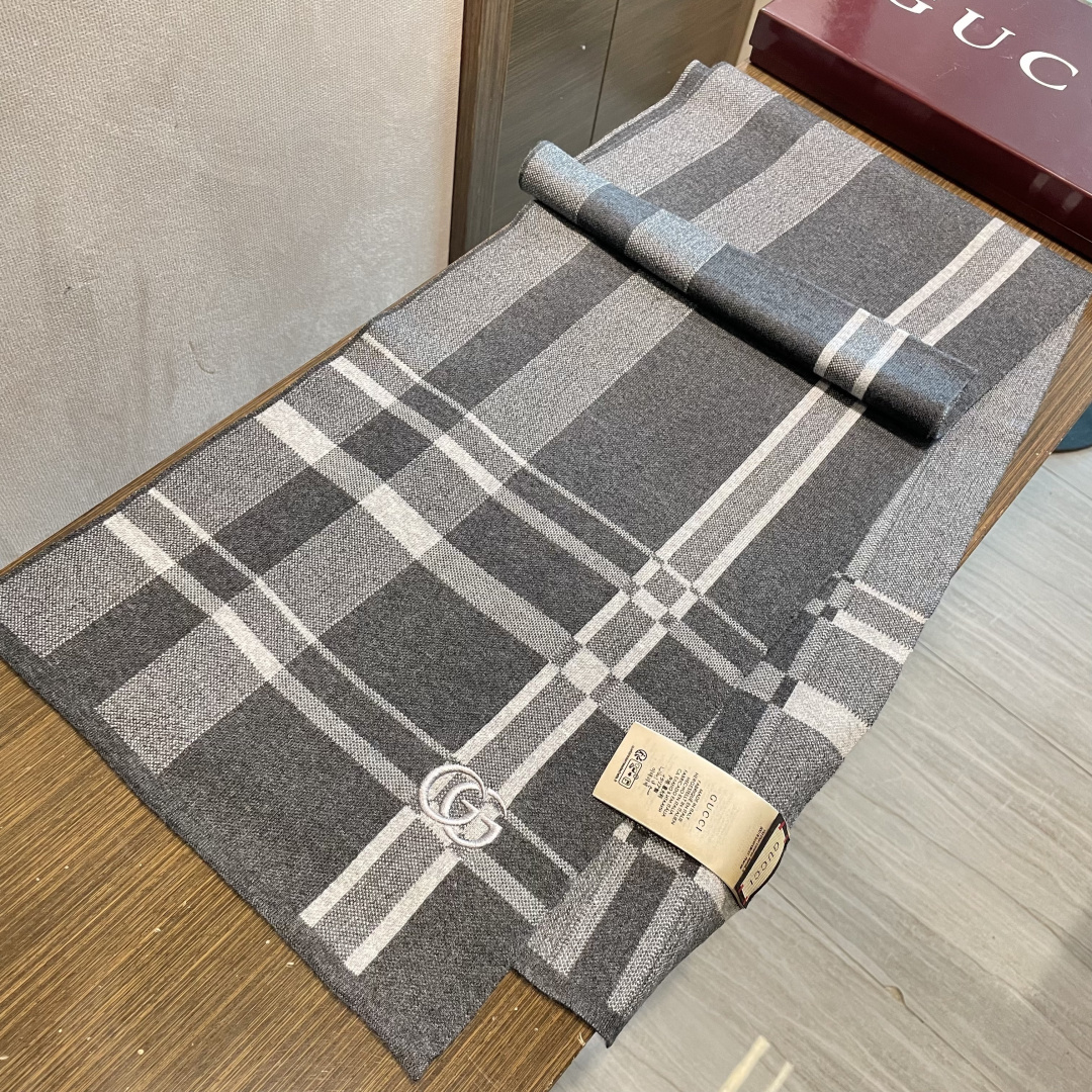 爆款到货古奇男女通用针织围巾👑柔和舒适的羊毛带来今季最温暖贴心呵护❤️最顶级的品质❤️羊绒线织出漂亮精致