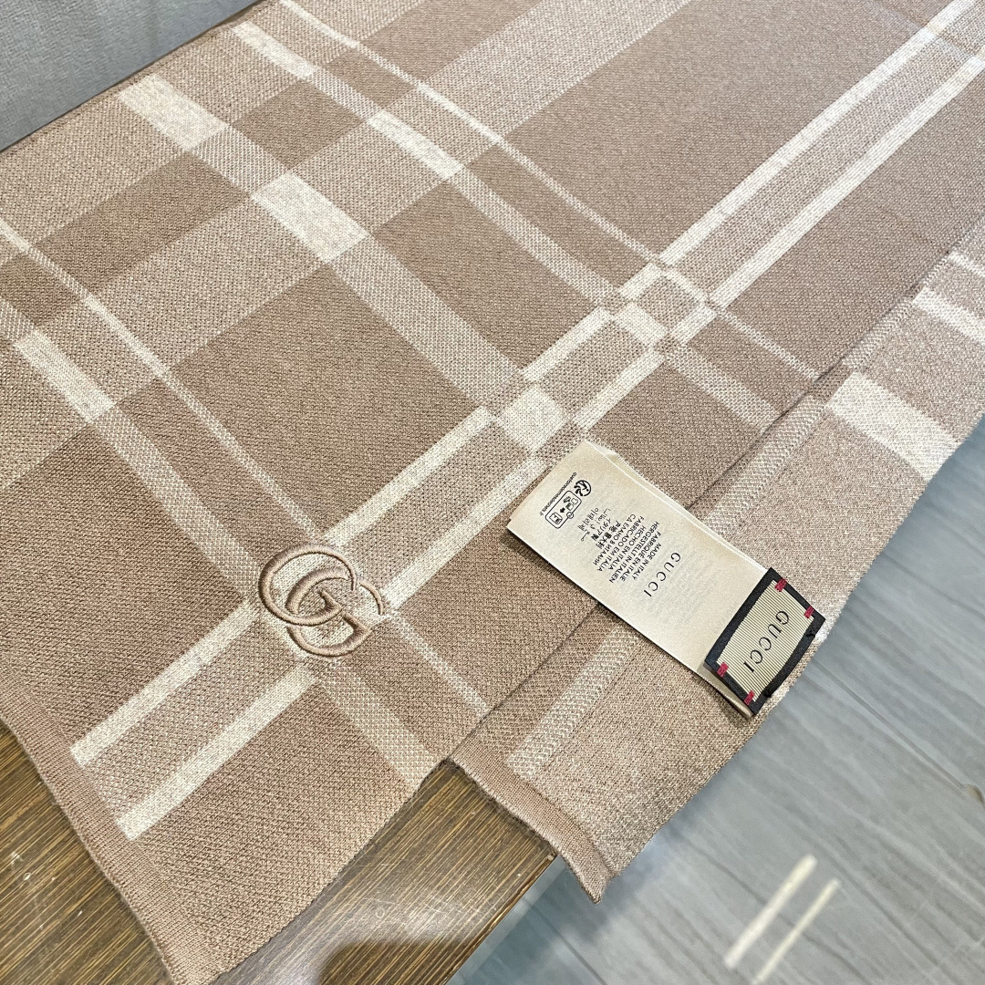 爆款到货古奇男女通用针织围巾👑柔和舒适的羊毛带来今季最温暖贴心呵护❤️最顶级的品质❤️羊绒线织出漂亮精致