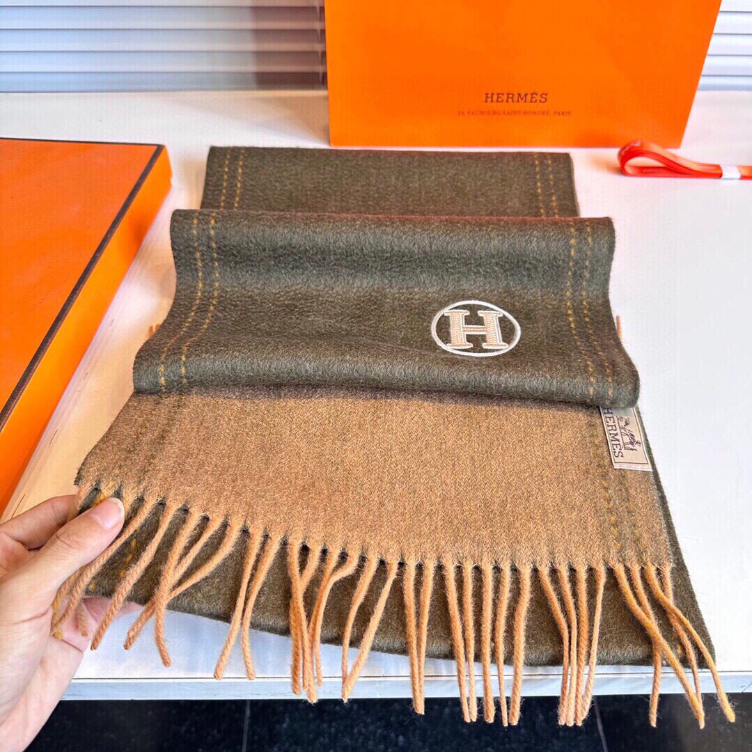 官网同款水波纹水羊绒 爱马仕❗👫同款围巾且买且珍惜羊绒款😍~都是出口订单所以比较难遇❤东西讲究少而精😍好
